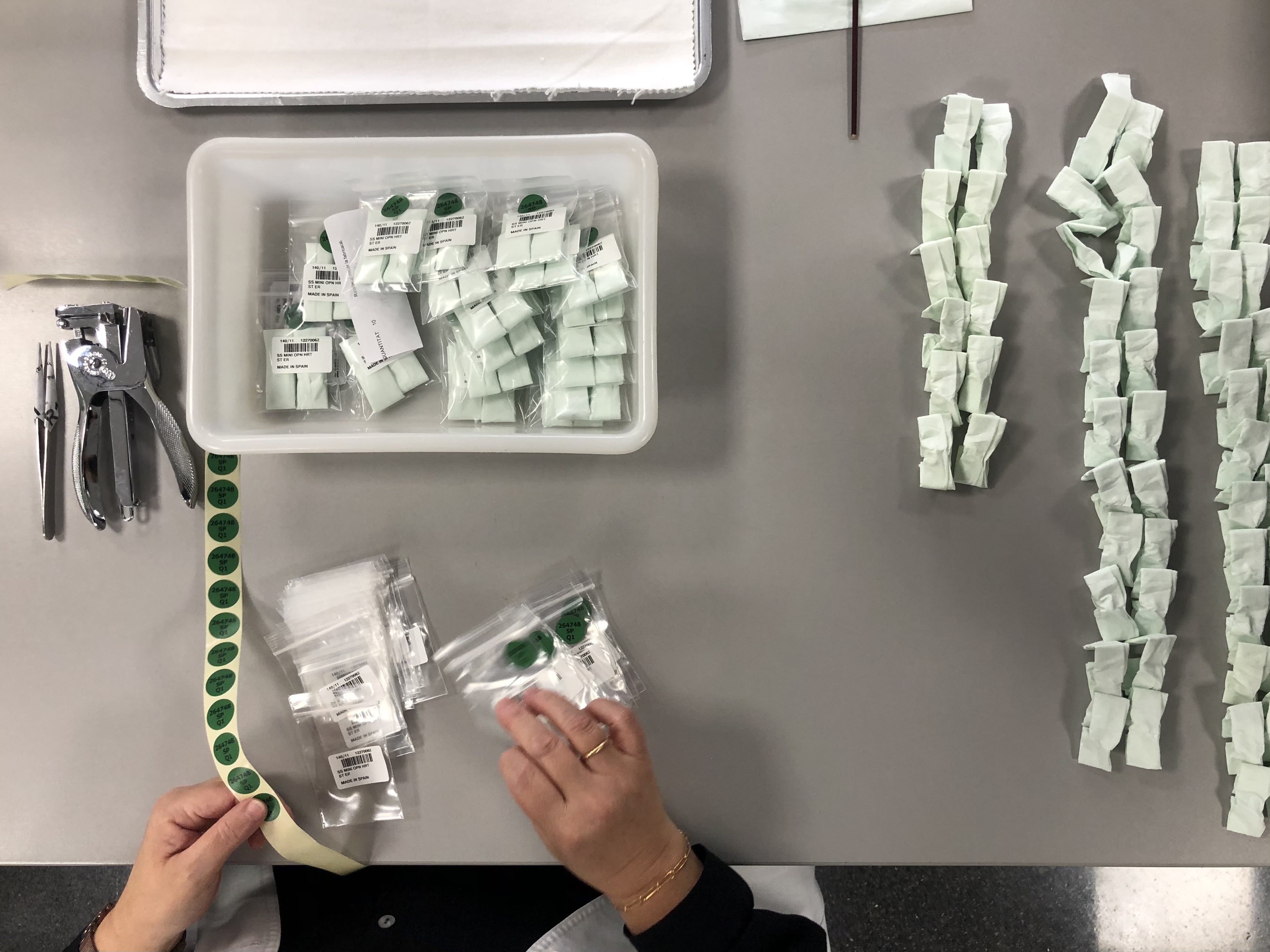 Gemological quality control with microscope — Packaging