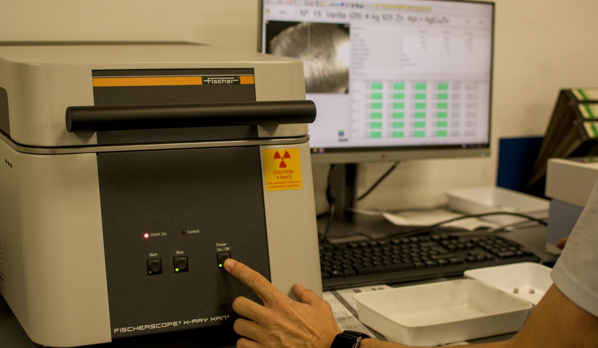 Gemological quality control with microscope — Fine metal testing