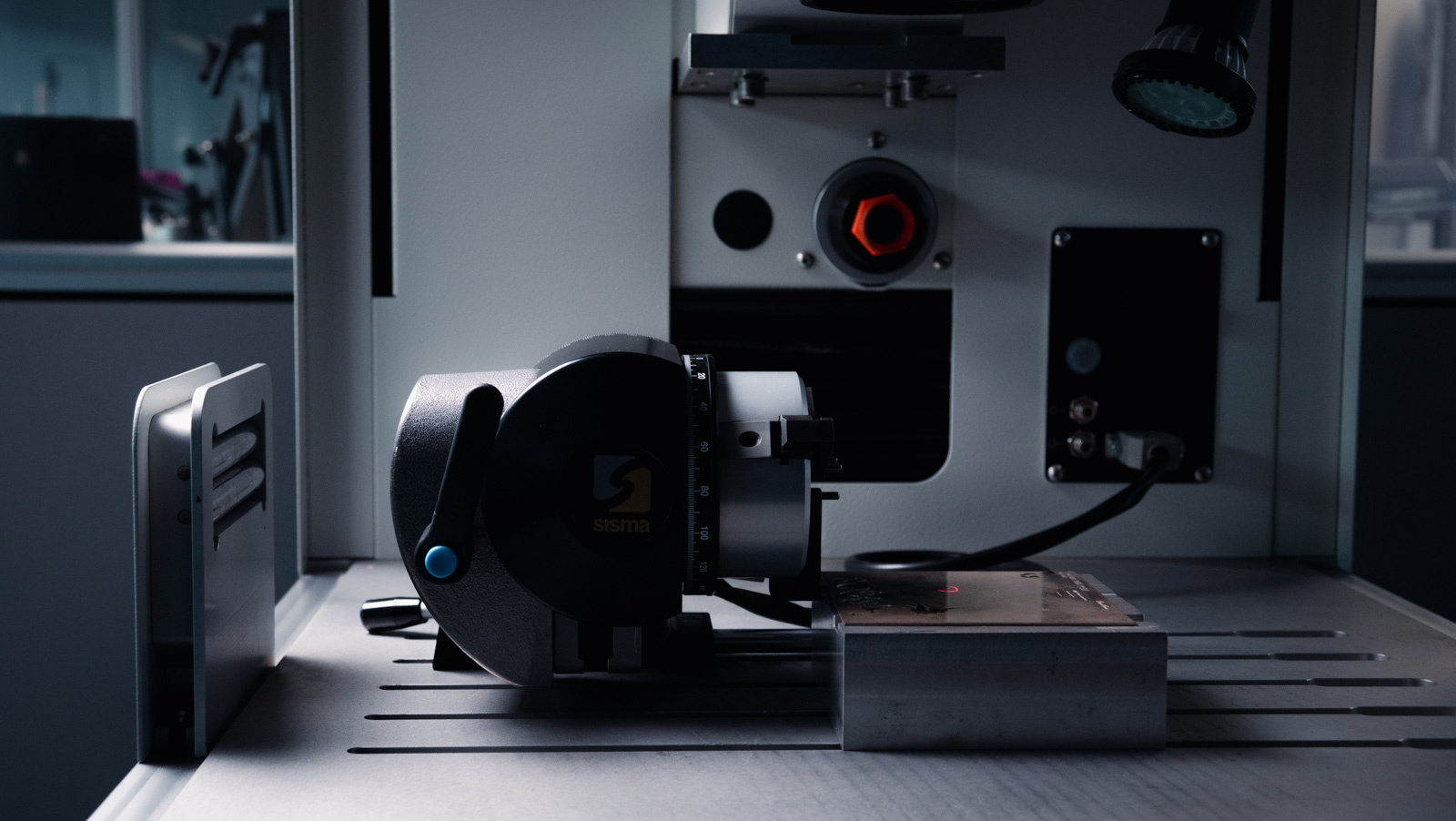 Gemological quality control with microscope — Laser engraving