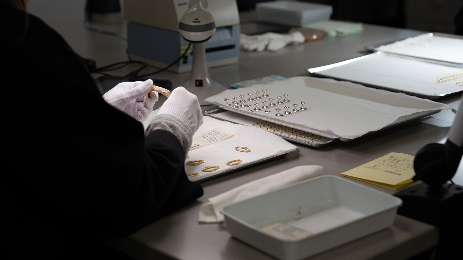 Gemological quality control with microscope — Quality management